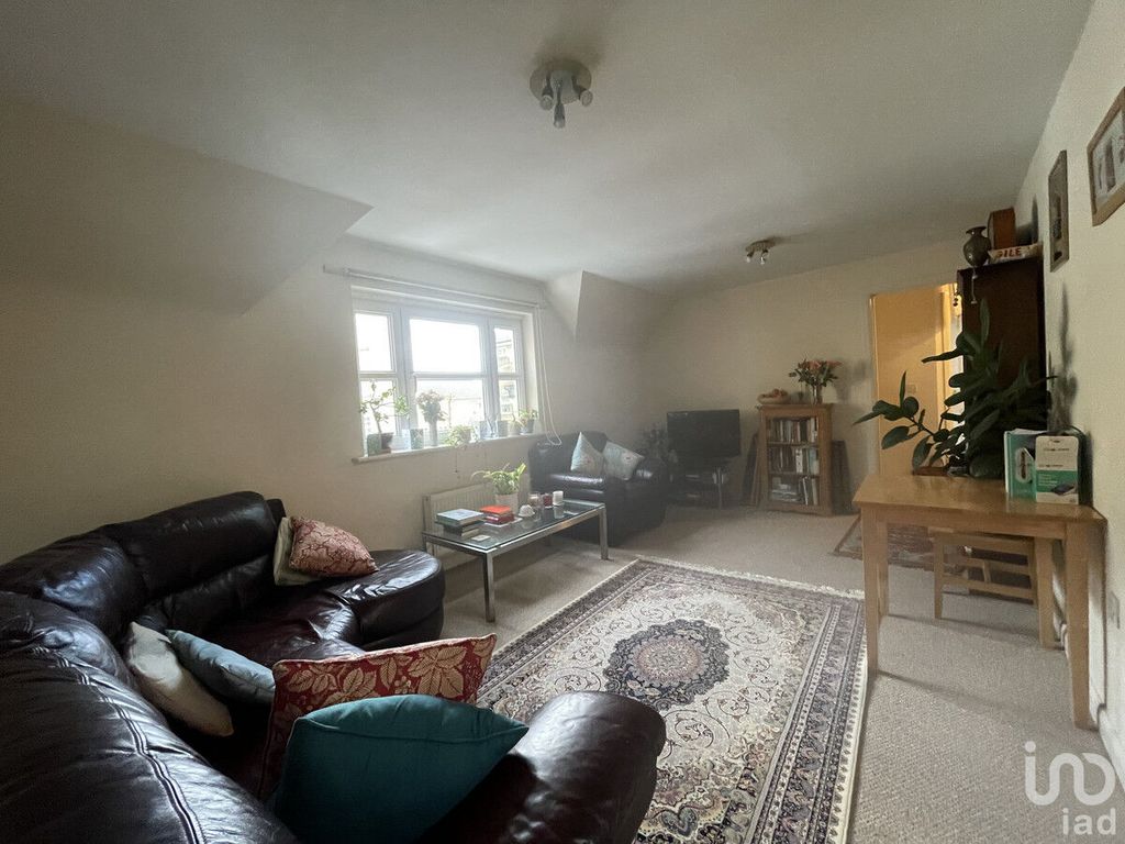 2 bed flat for sale in Ilam Court, Rugby CV22, £145,000