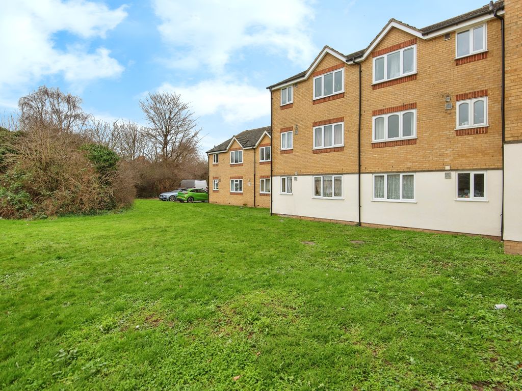 2 bed flat for sale in Redford Close, Feltham TW13, £275,000