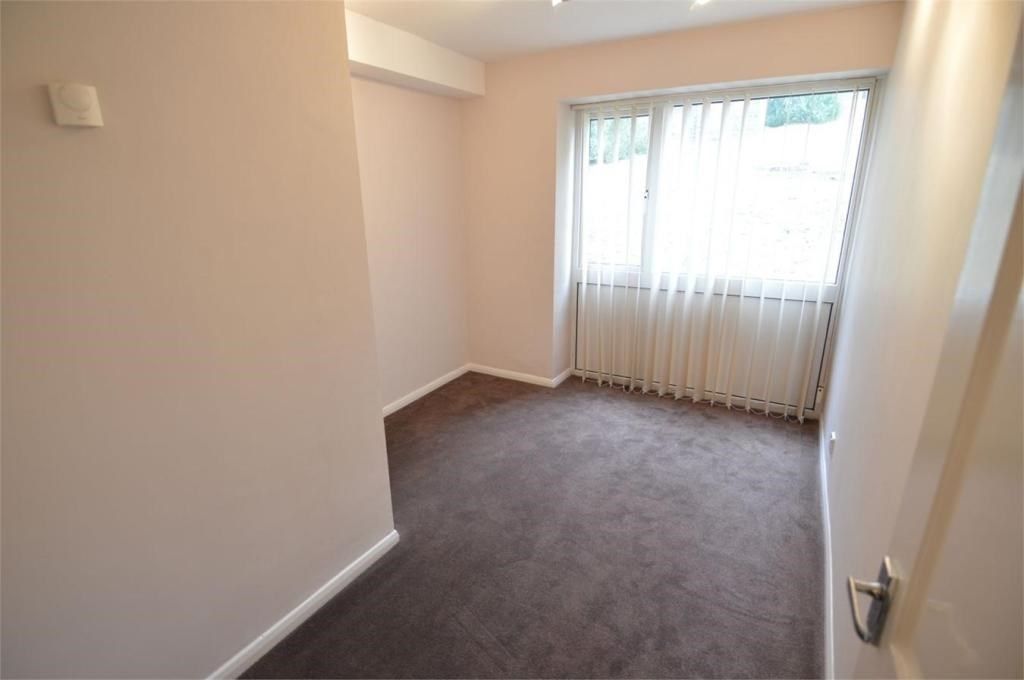 2 bed flat for sale in Hillside, Hoddesdon EN11, £215,000
