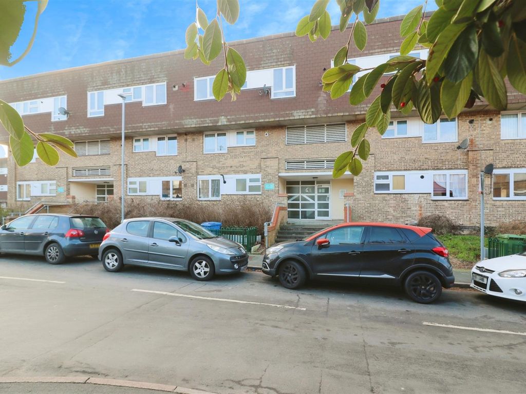 1 bed flat for sale in Moorfield, Harlow CM18, £150,000