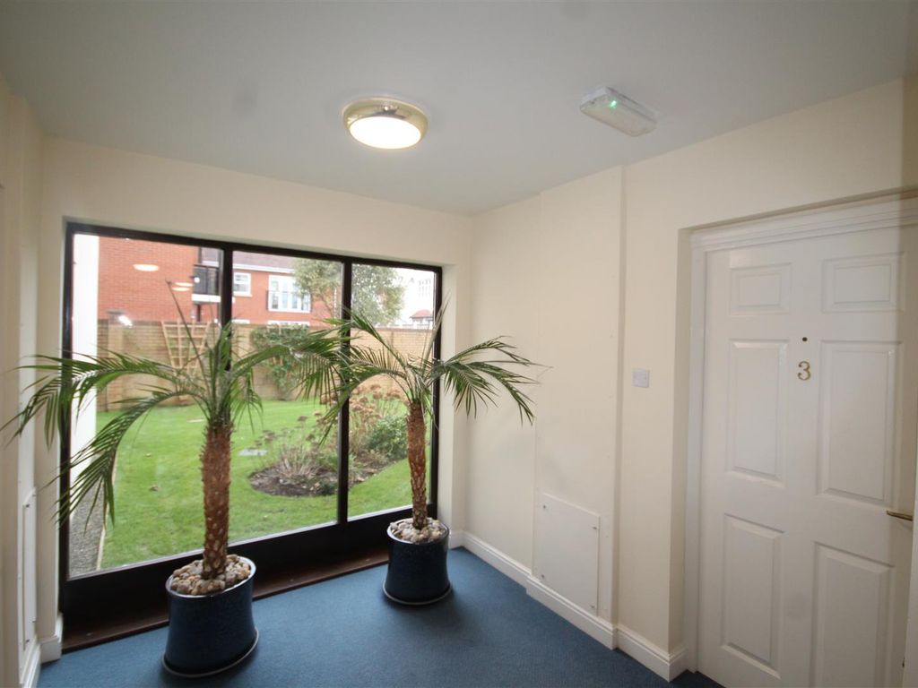 2 bed flat for sale in Cwrt Y Coleg, Rhos On Sea, Colwyn Bay LL28, £179,950