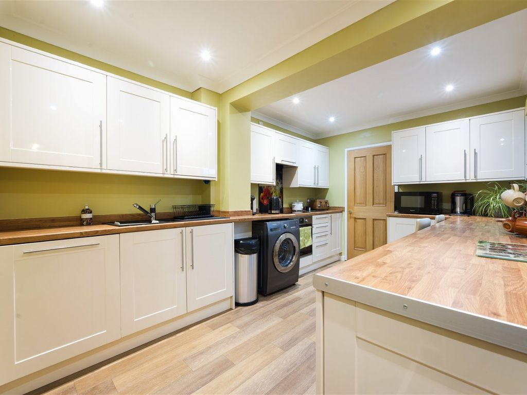 4 bed terraced house for sale in The Valley, Salisbury SP2, £280,000