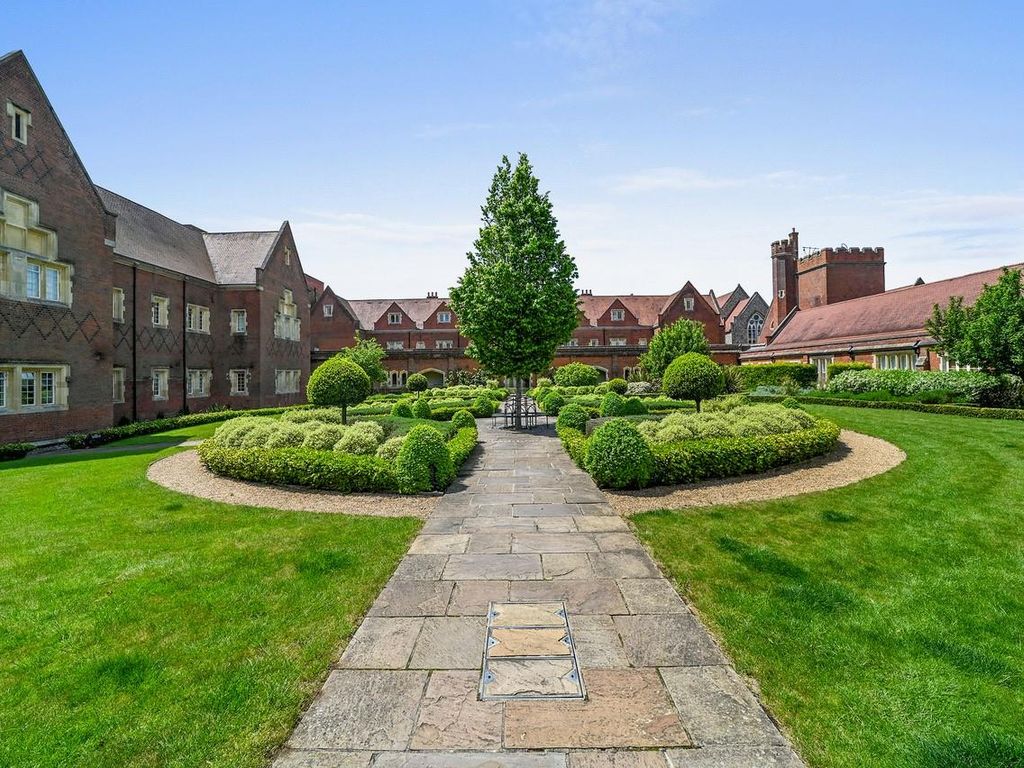 1 bed flat for sale in The Galleries, Warley, Brentwood CM14, £300,000