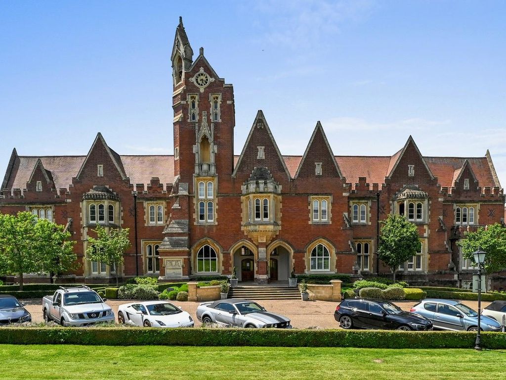 1 bed flat for sale in The Galleries, Warley, Brentwood CM14, £300,000