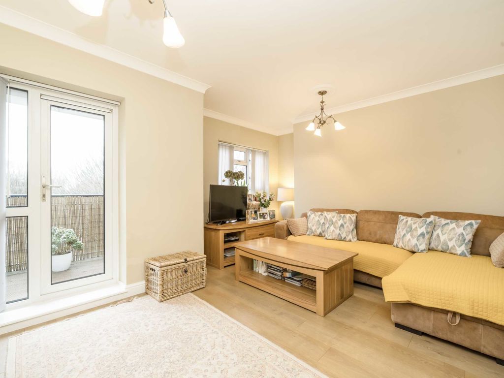 3 bed flat for sale in Edensor Gardens, London W4, £535,000