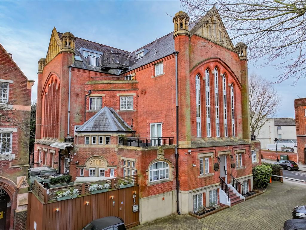 2 bed flat for sale in Finchley Road, London NW3, £695,000