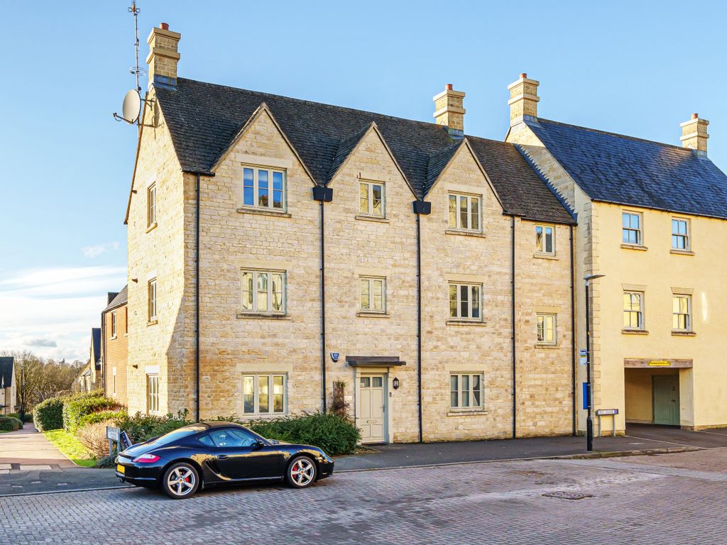 2 bed flat for sale in Fry Close, Cirencester, Gloucestershire GL7, £185,000