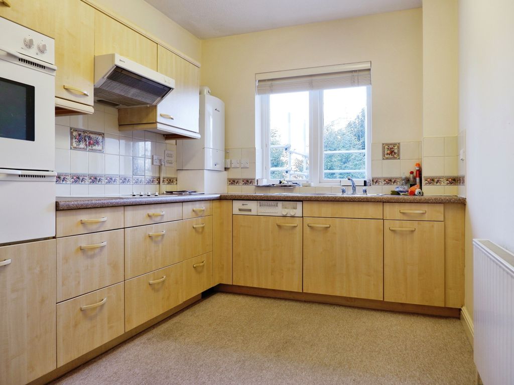 2 bed flat for sale in Four Oaks Road, Four Oaks, Sutton Coldfield B74, £235,000