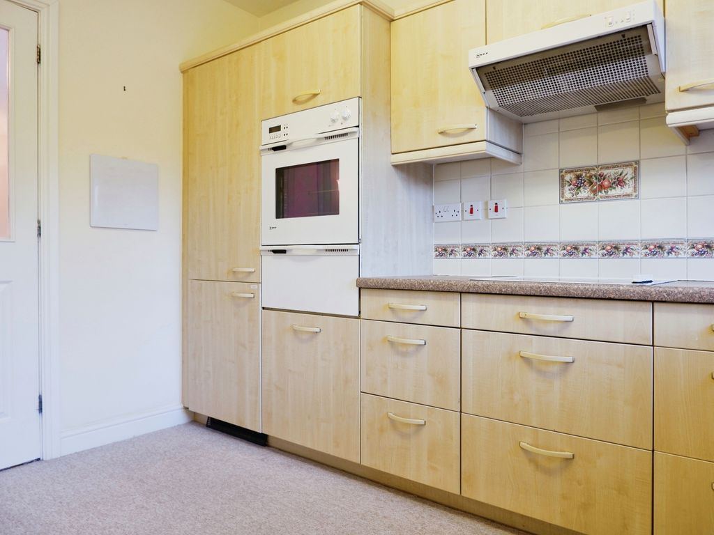 2 bed flat for sale in Four Oaks Road, Four Oaks, Sutton Coldfield B74, £235,000