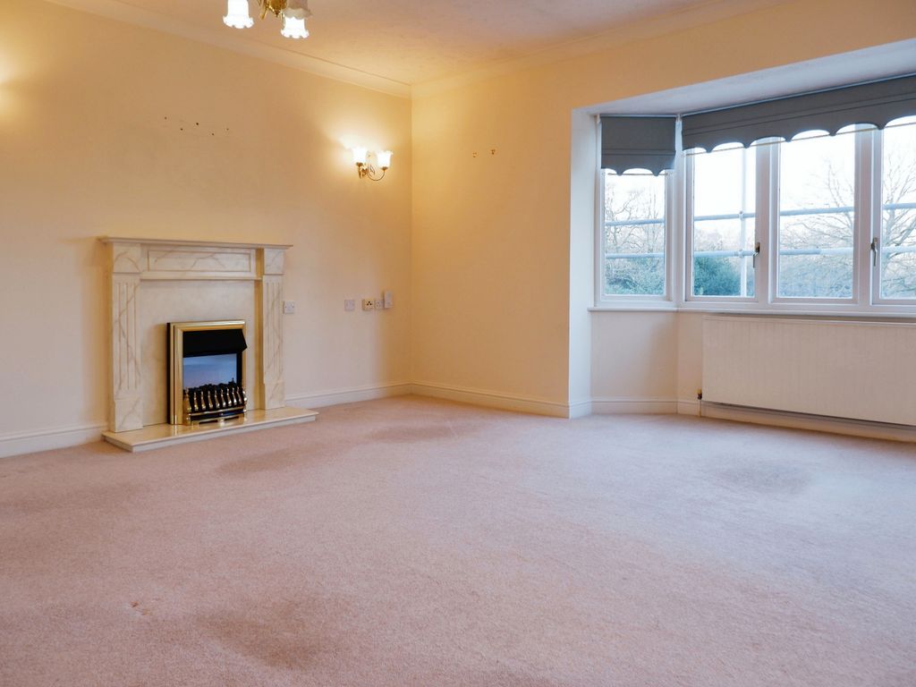 2 bed flat for sale in Four Oaks Road, Four Oaks, Sutton Coldfield B74, £235,000