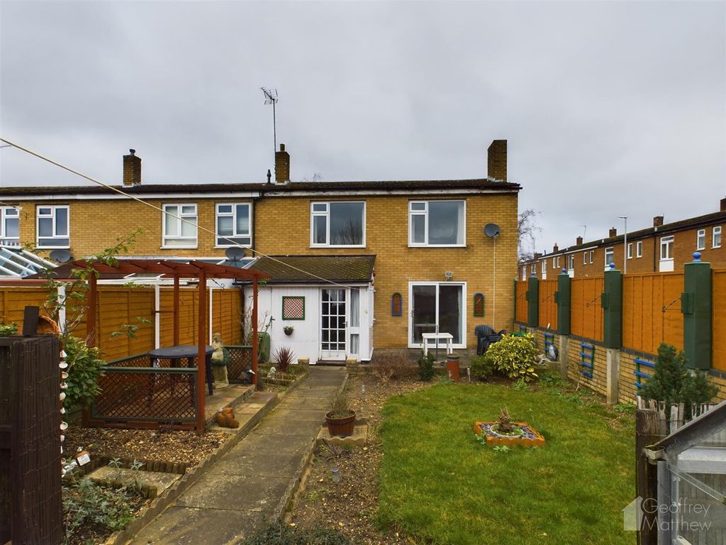 4 bed property for sale in Woodwards, Harlow CM19, £350,000