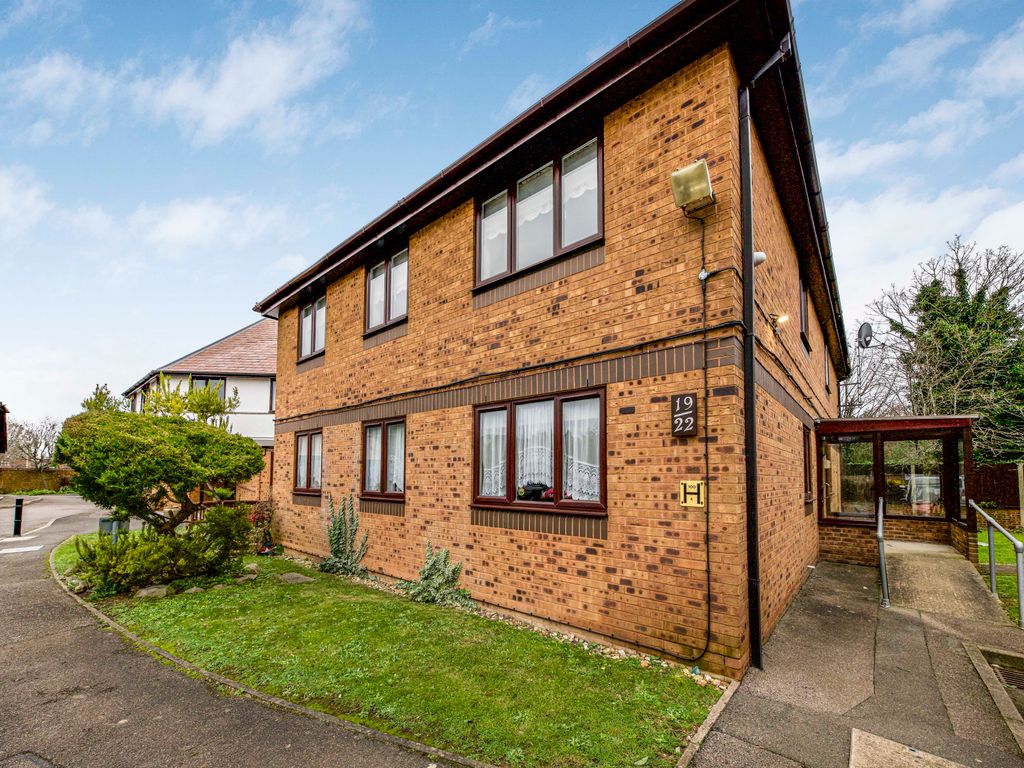 2 bed flat for sale in Leaside Court, The Larches, Hillingdon, Middlesex UB10, £135,000