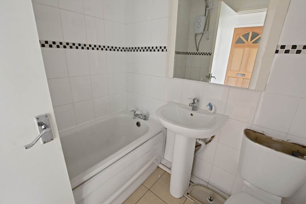 1 bed flat for sale in Eskmont Ridge, Upper Norwood, London, Greater London SE19, £210,000