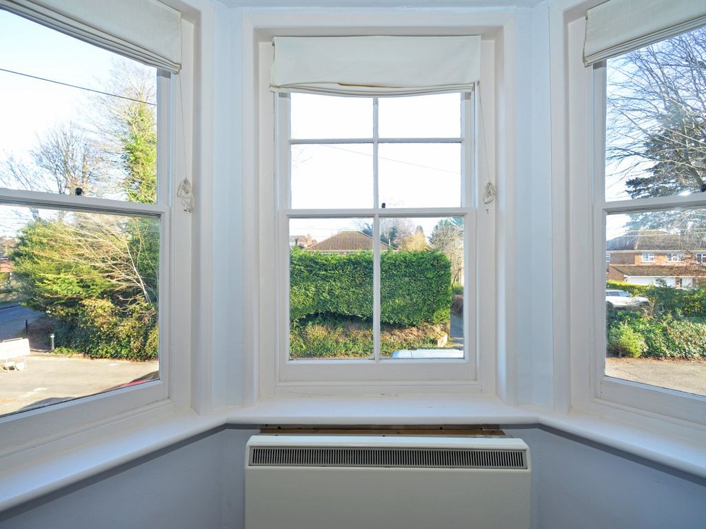 1 bed flat for sale in Godalming, Surrey GU7, £275,000