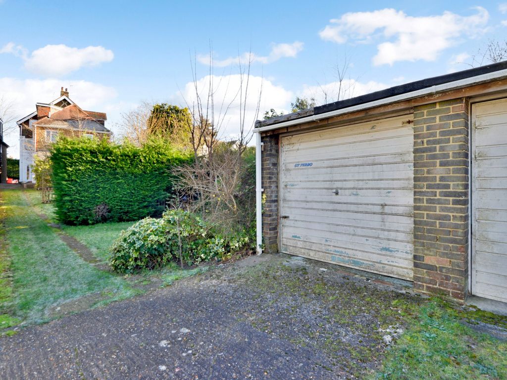 1 bed flat for sale in Godalming, Surrey GU7, £275,000