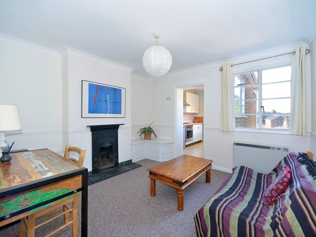 1 bed flat for sale in Godalming, Surrey GU7, £275,000