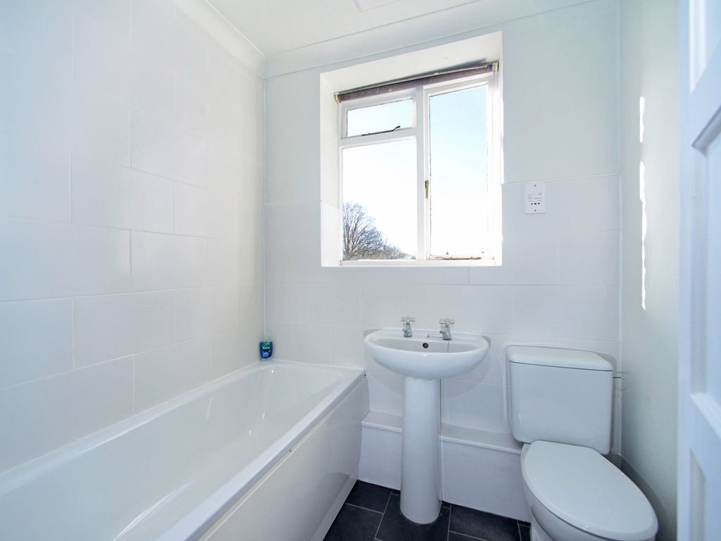 1 bed flat for sale in Godalming, Surrey GU7, £275,000