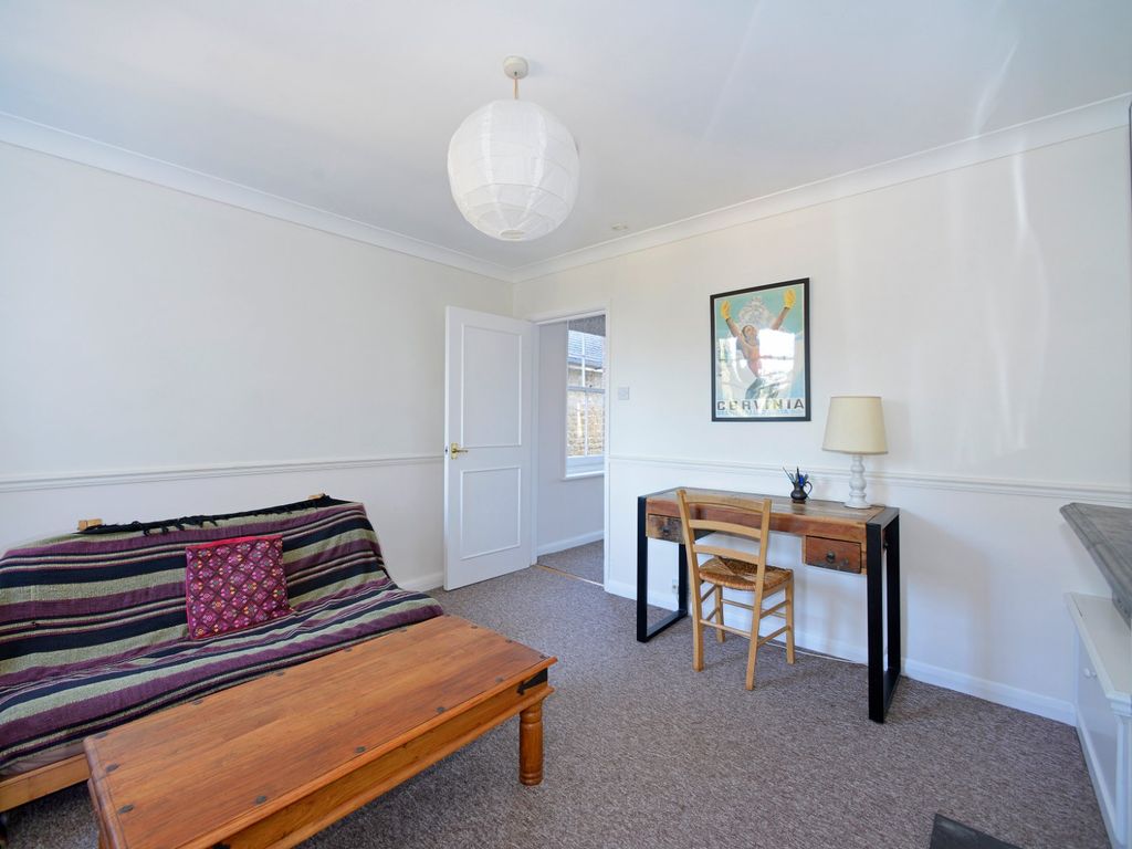 1 bed flat for sale in Godalming, Surrey GU7, £275,000