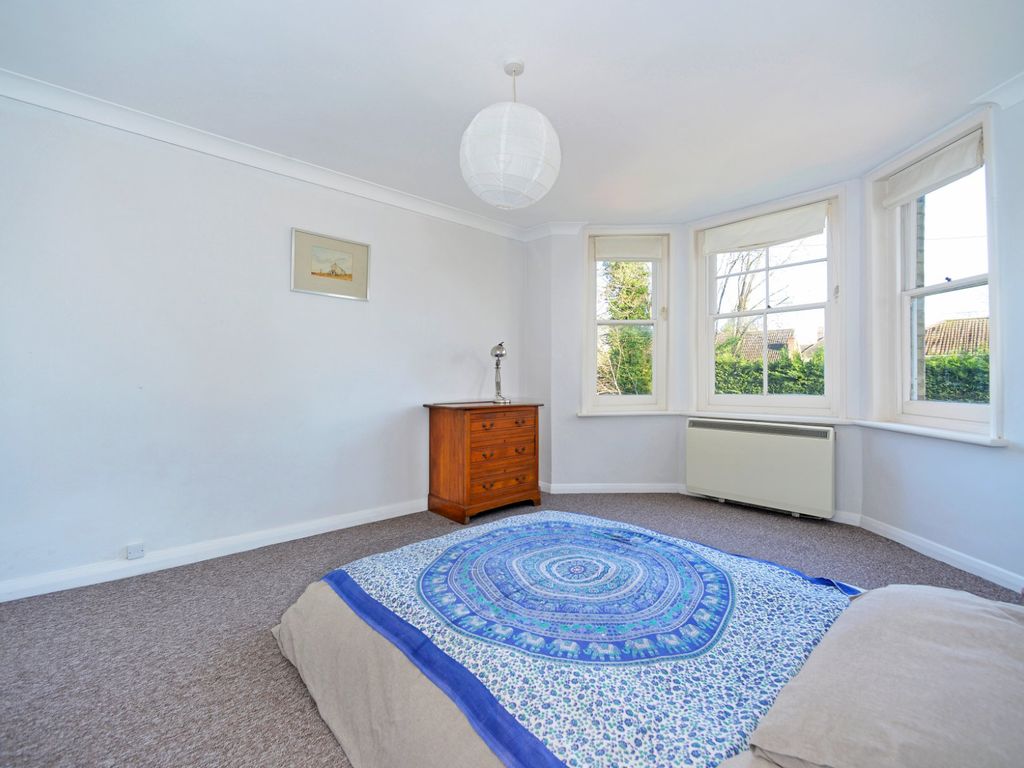 1 bed flat for sale in Godalming, Surrey GU7, £275,000