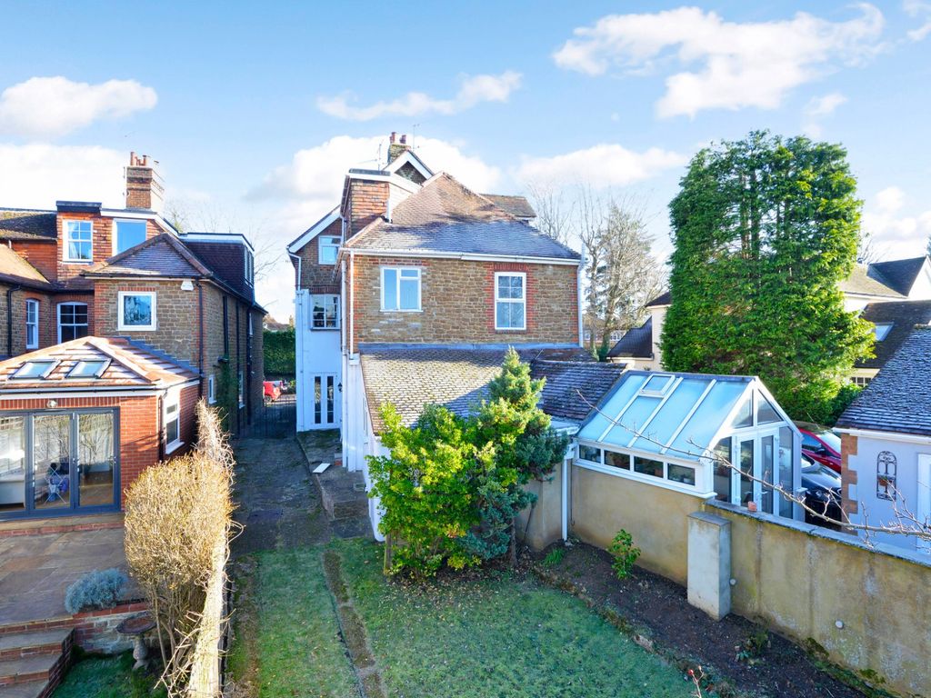 1 bed flat for sale in Godalming, Surrey GU7, £275,000