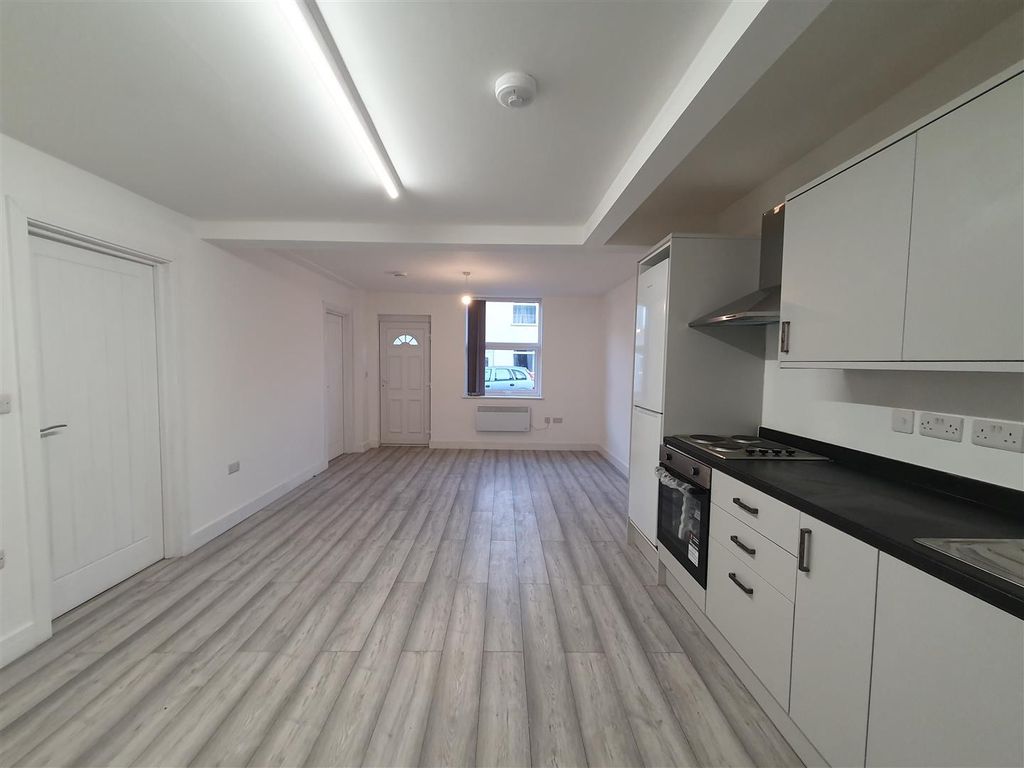 2 bed flat to rent in Belvoir Road, Coalville LE67, £725 pcm