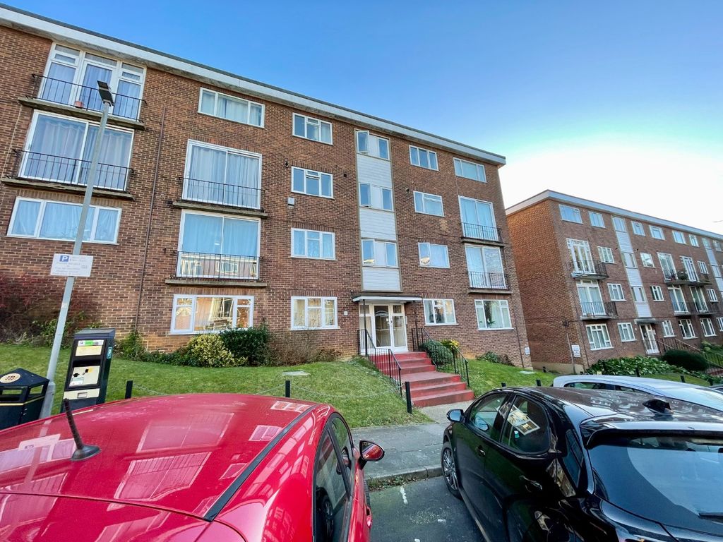 2 bed flat for sale in The Larches, Luton, Bedfordshire LU2, £220,000