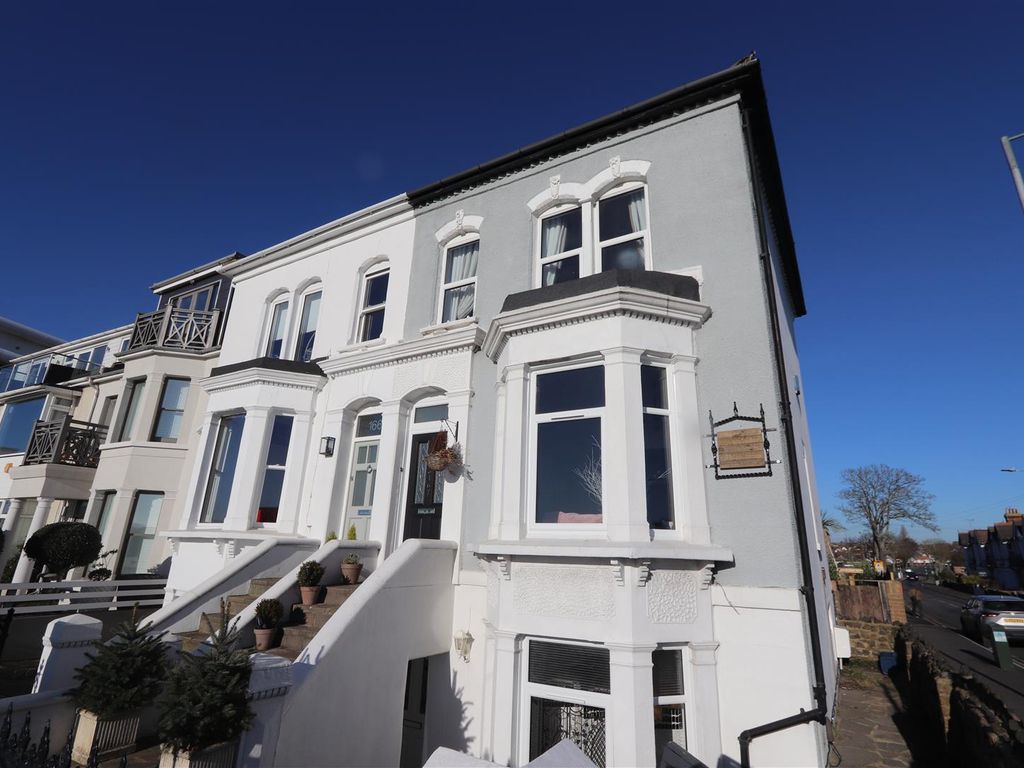 1 bed flat to rent in Eastern Esplanade, Southend-On-Sea SS1, £1,400 pcm