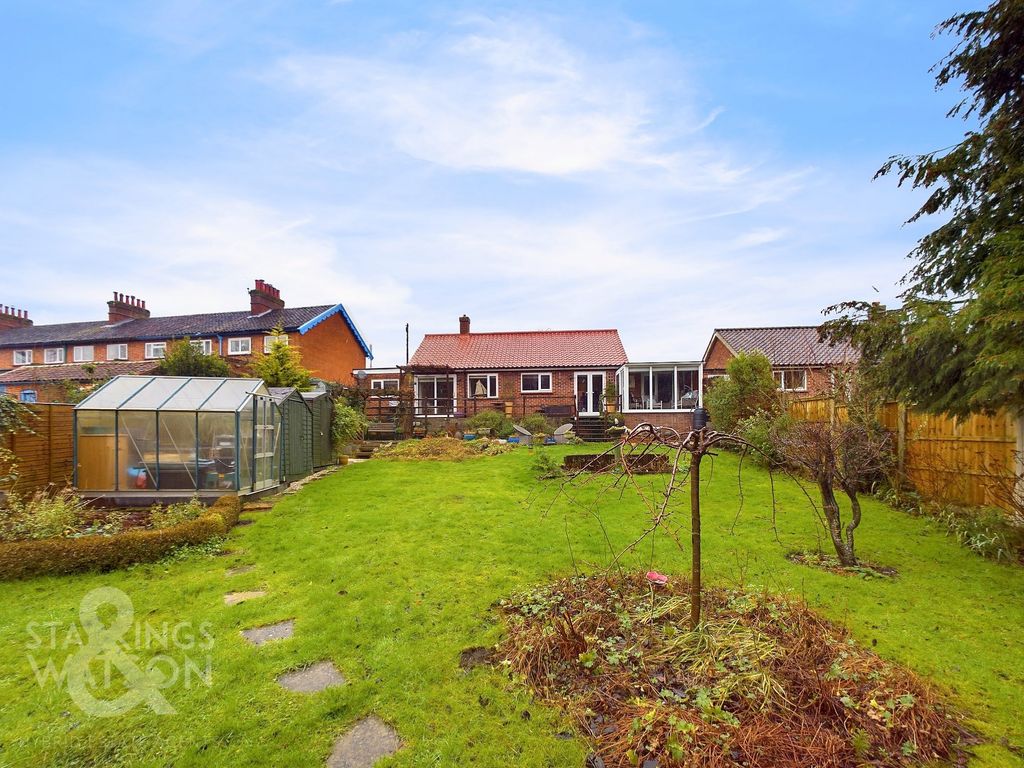 3 bed detached bungalow for sale in Norwich Road, Chedgrave, Norwich NR14, £350,000