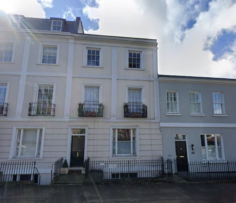 2 bed flat to rent in London Road, Charlton Kings, Cheltenham GL52, £1,250 pcm