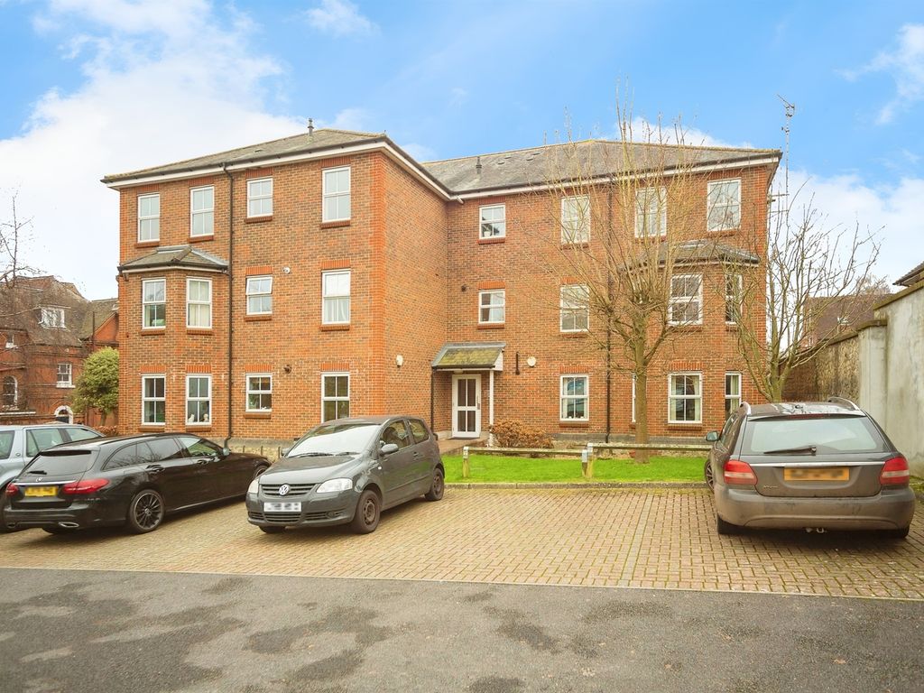 2 bed flat for sale in Buckland Road, Maidstone ME16, £210,000