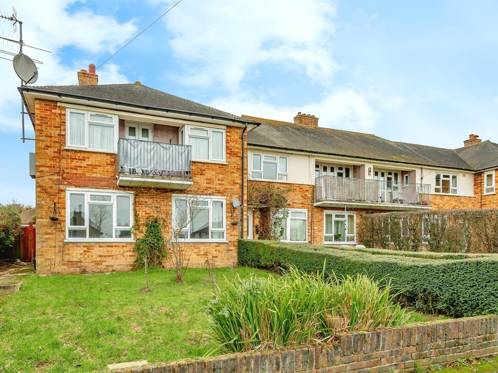 1 bed flat for sale in Dundrey Crescent, Merstham, Redhill RH1, £235,000