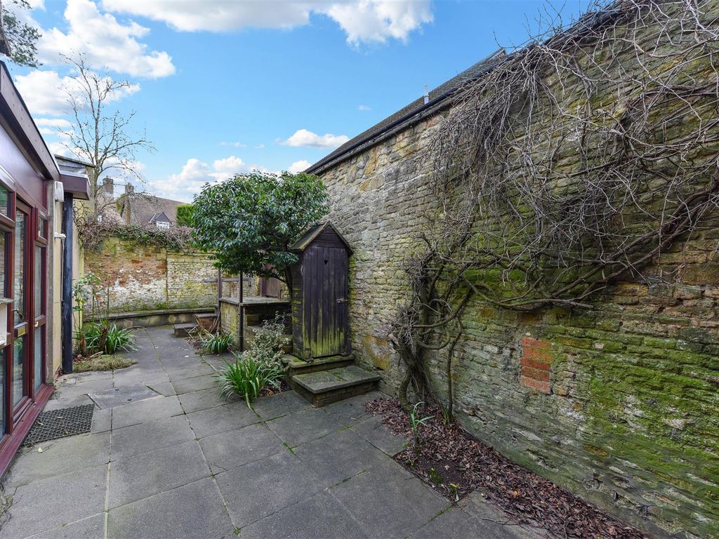 2 bed cottage for sale in Baker Street, Gayton, Northampton NN7, £275,000