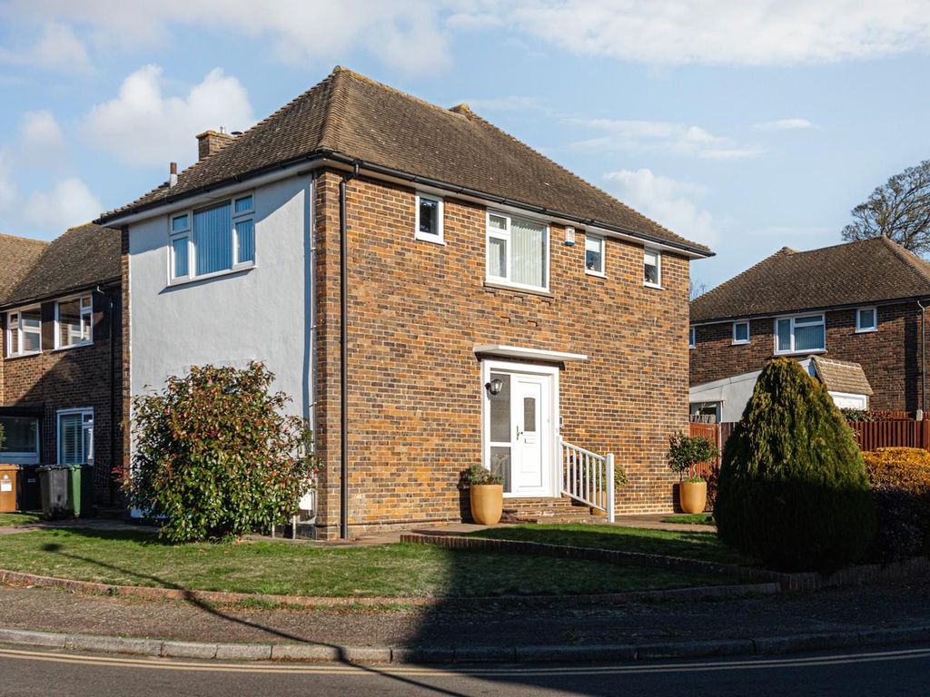 2 bed flat for sale in Courtlands Crescent, Banstead SM7, £450,000