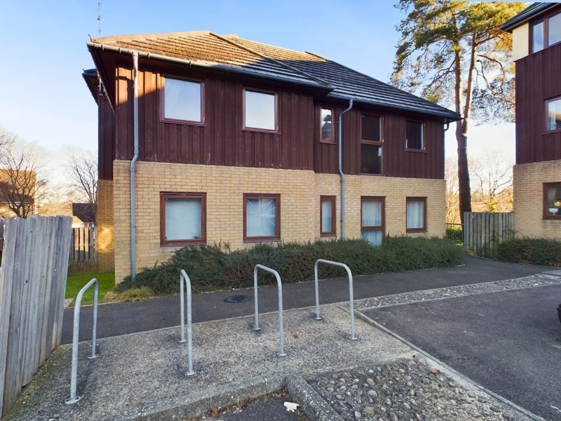 1 bed flat for sale in Oakwood Court, Pease Pottage, Crawley RH11, £205,000