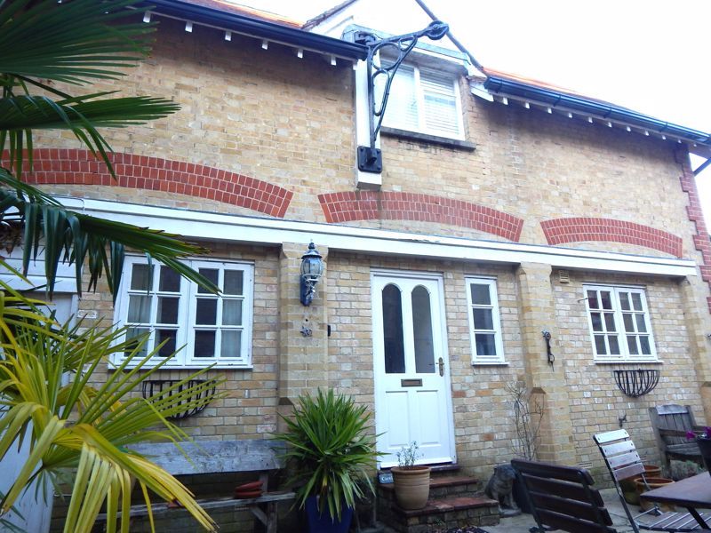 2 bed flat to rent in Calthorpe Road, Ryde PO33, £875 pcm