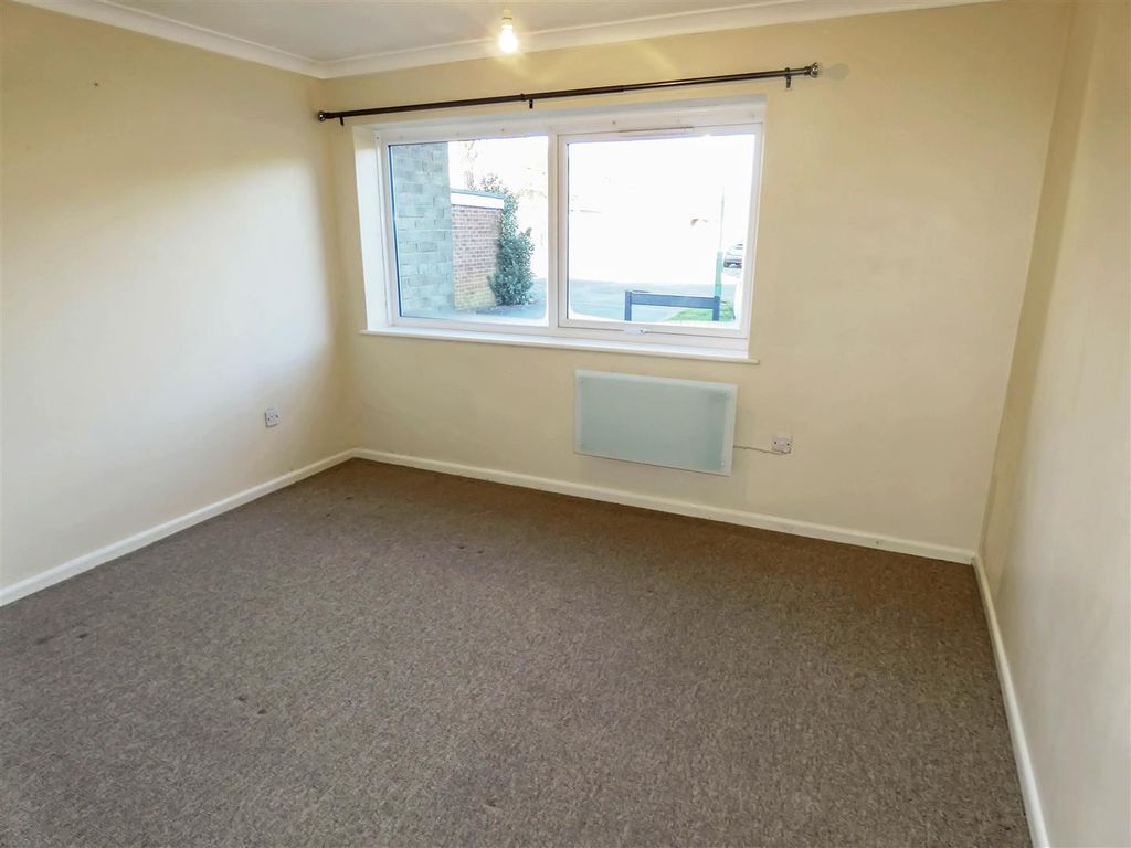 1 bed flat for sale in York Gardens, York Road, Littlehampton BN17, £160,000