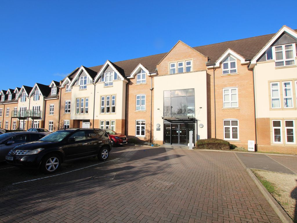 2 bed flat for sale in The Moors, Kidlington OX5, £190,000