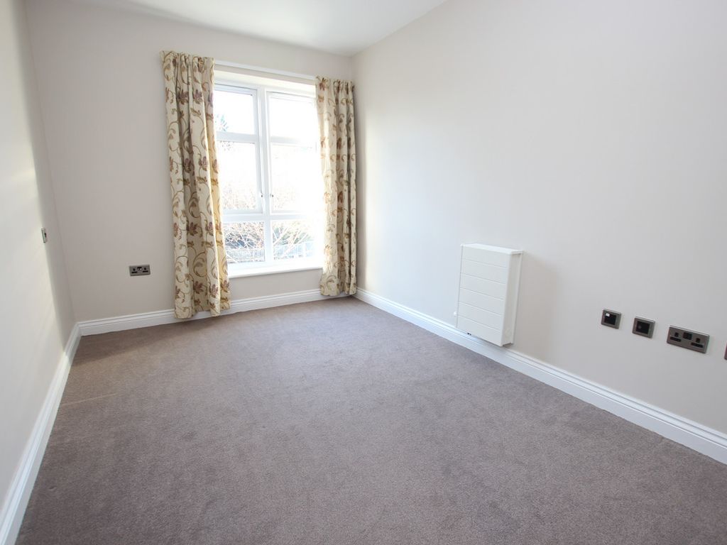 2 bed flat for sale in The Moors, Kidlington OX5, £190,000