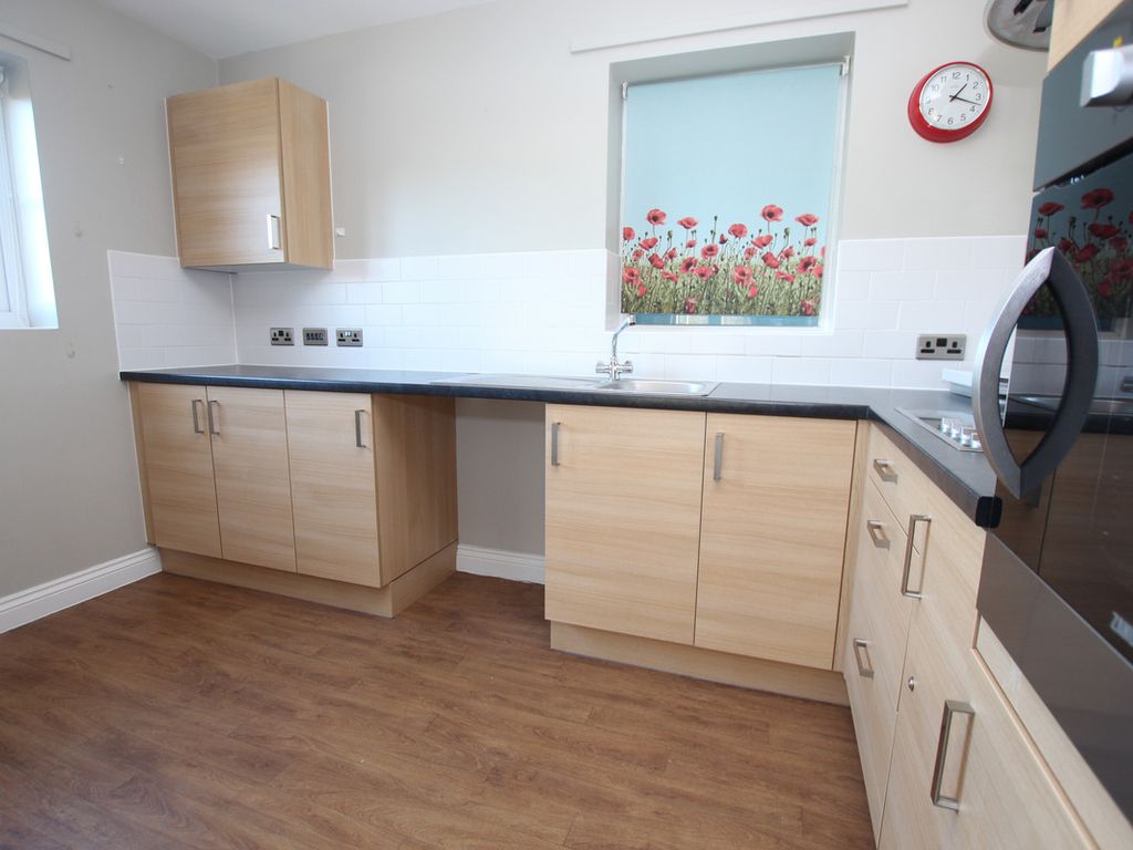 2 bed flat for sale in The Moors, Kidlington OX5, £190,000