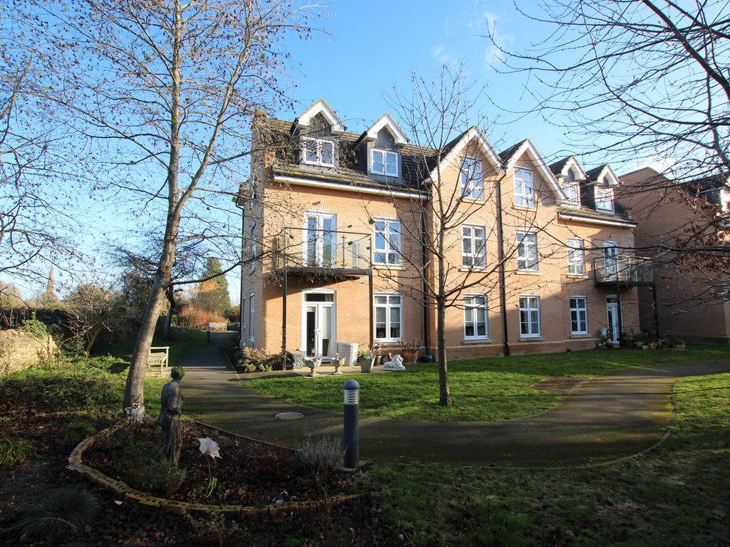 2 bed flat for sale in The Moors, Kidlington OX5, £190,000