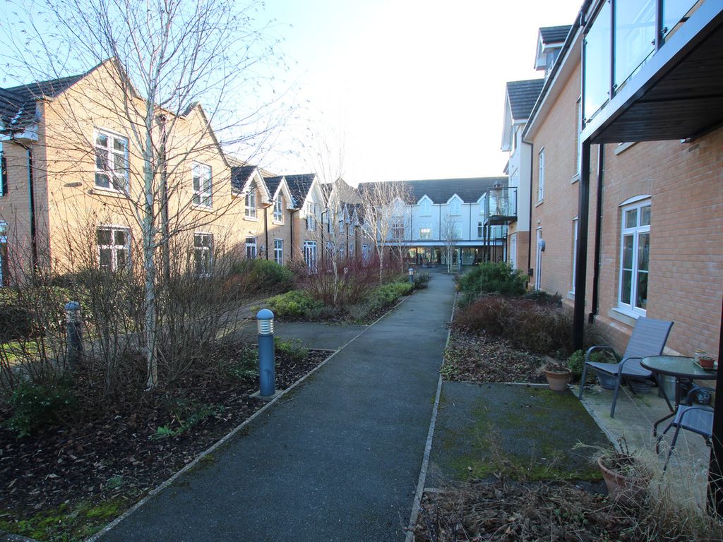 2 bed flat for sale in The Moors, Kidlington OX5, £190,000