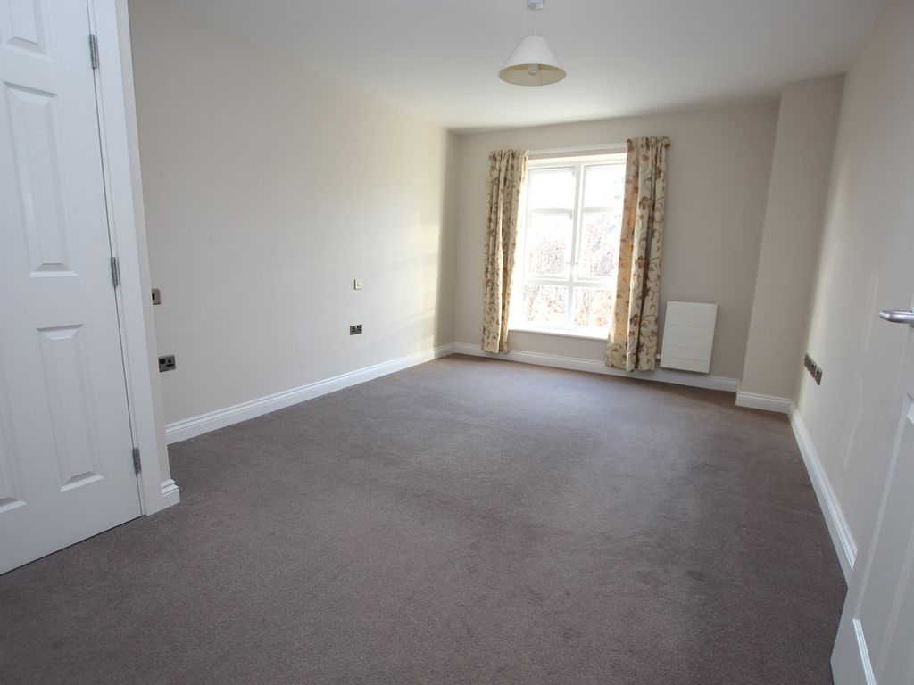 2 bed flat for sale in The Moors, Kidlington OX5, £190,000