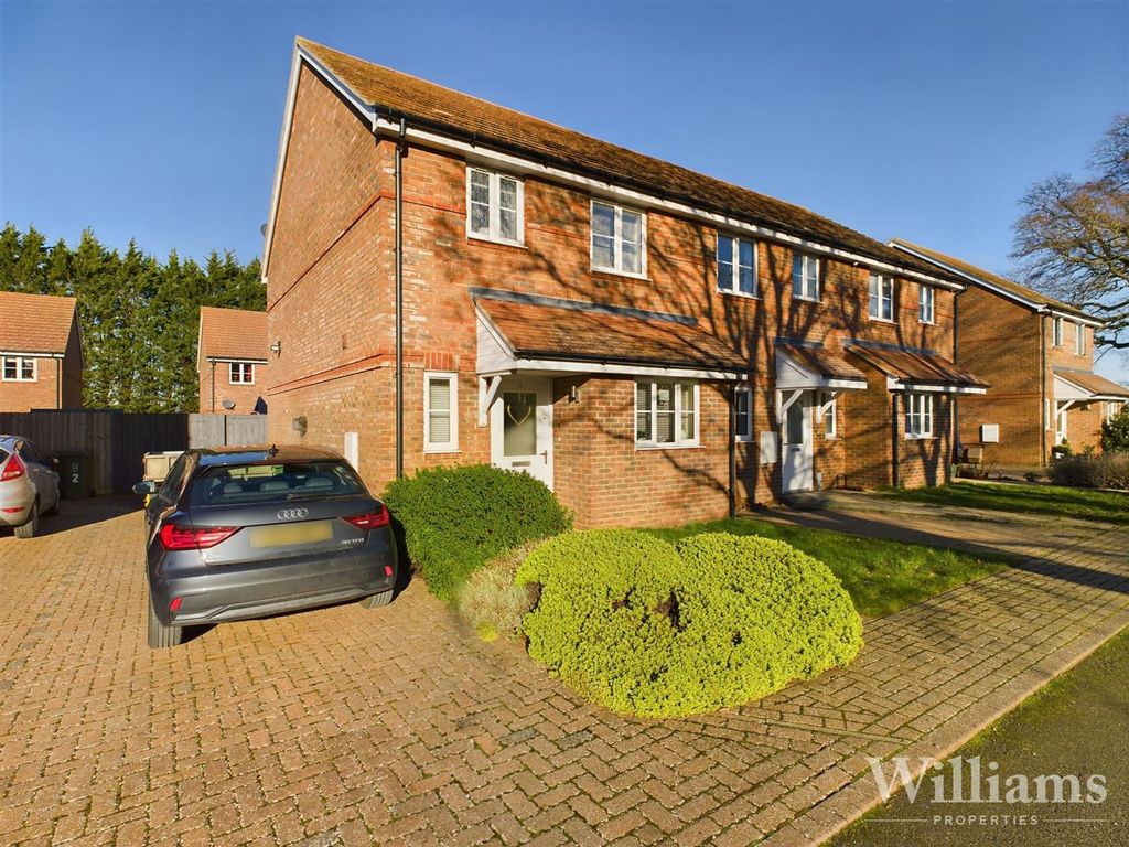 3 bed end terrace house for sale in Oak Place, Weston Turville, Aylesbury HP22, £425,000
