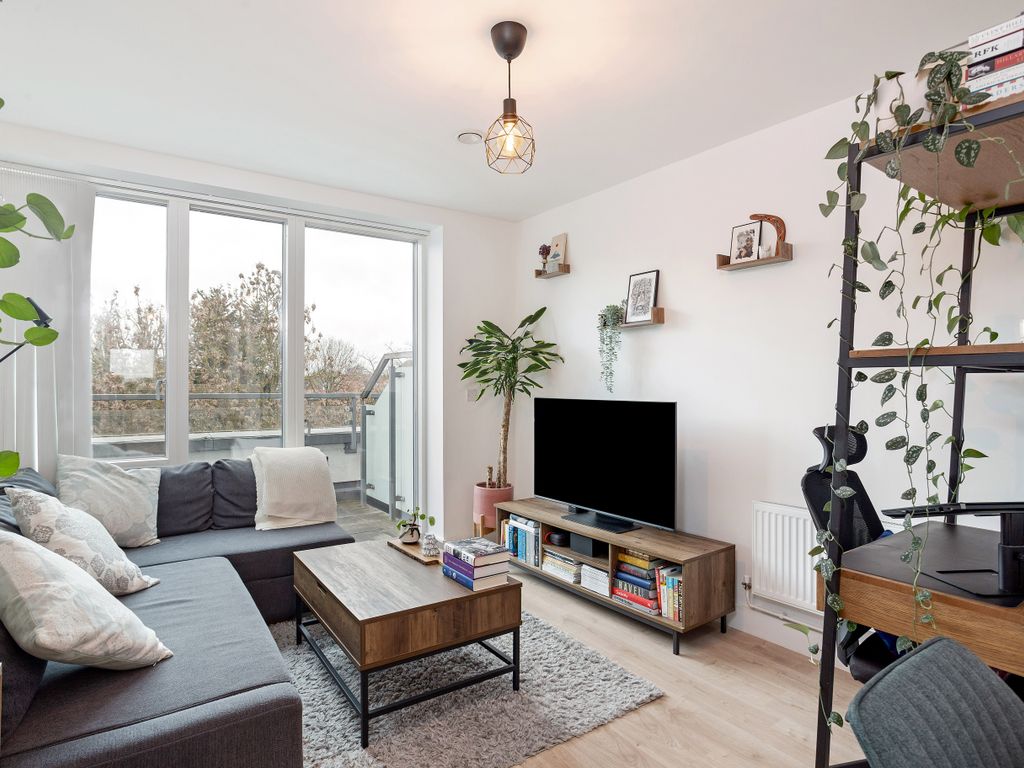 1 bed flat for sale in Brondesbury Park, London NW6, £495,000