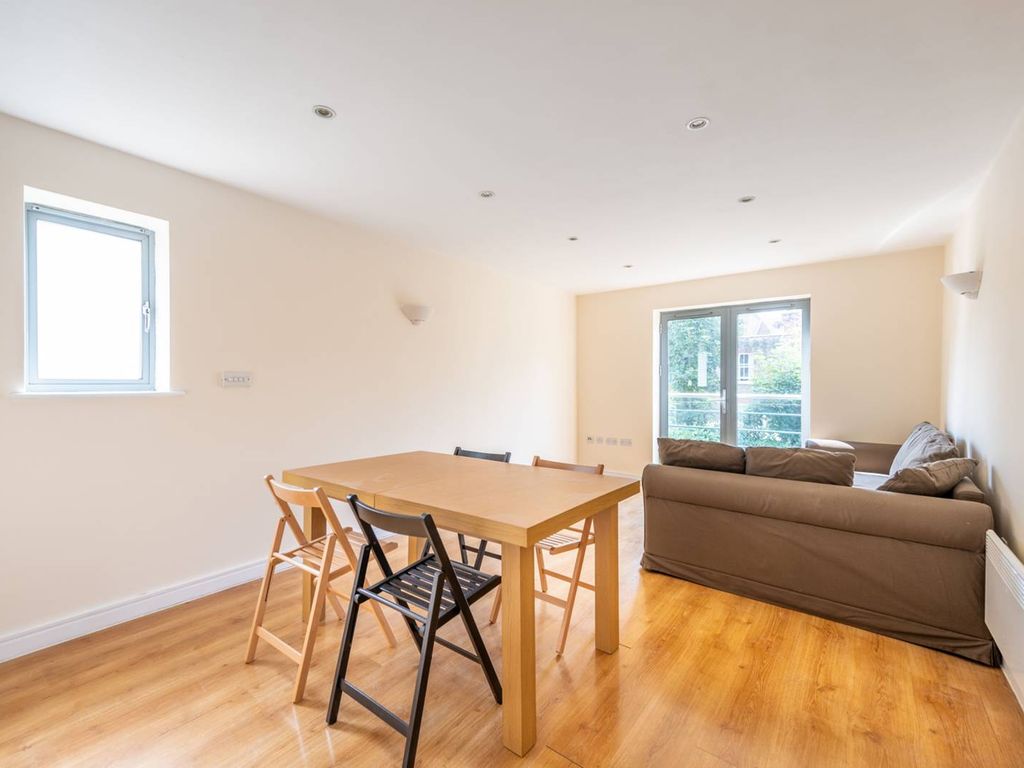 2 bed flat to rent in Uxbridge Road, Acton, London W3, £2,200 pcm