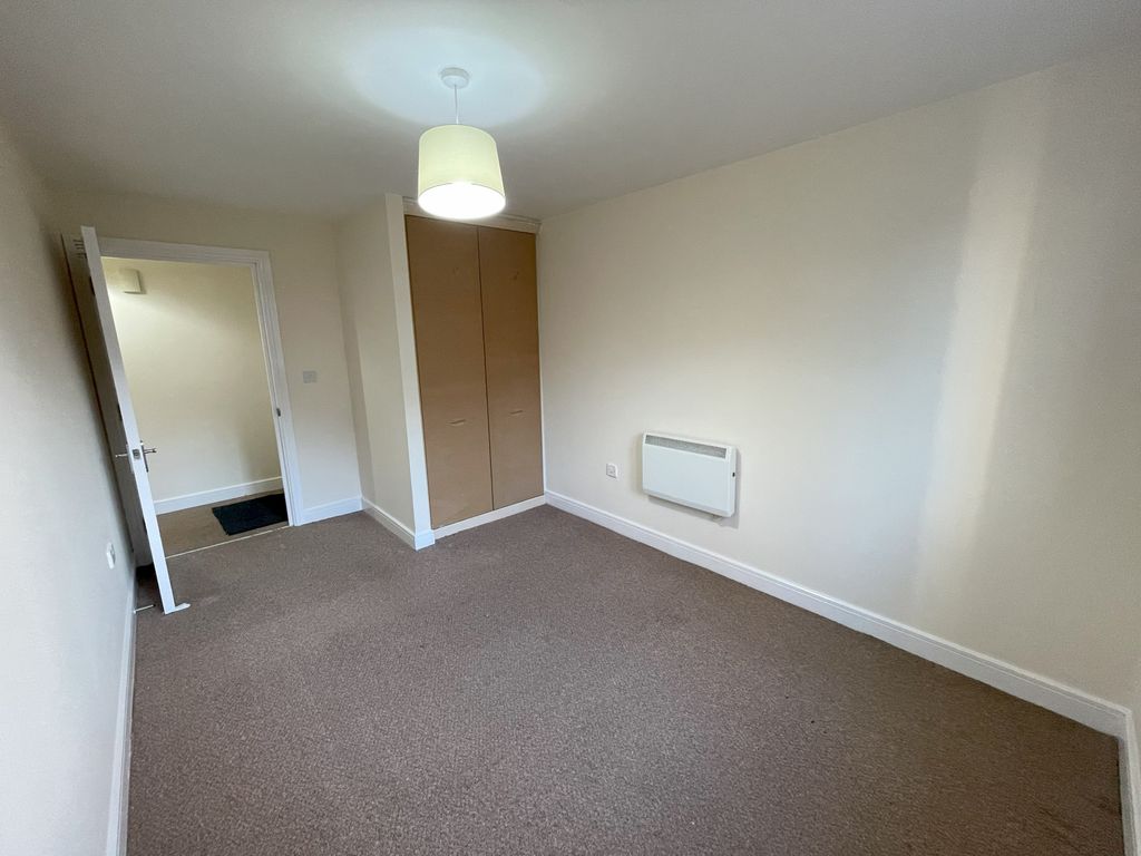 2 bed flat to rent in Foxglove Way, Luton LU3, £1,350 pcm