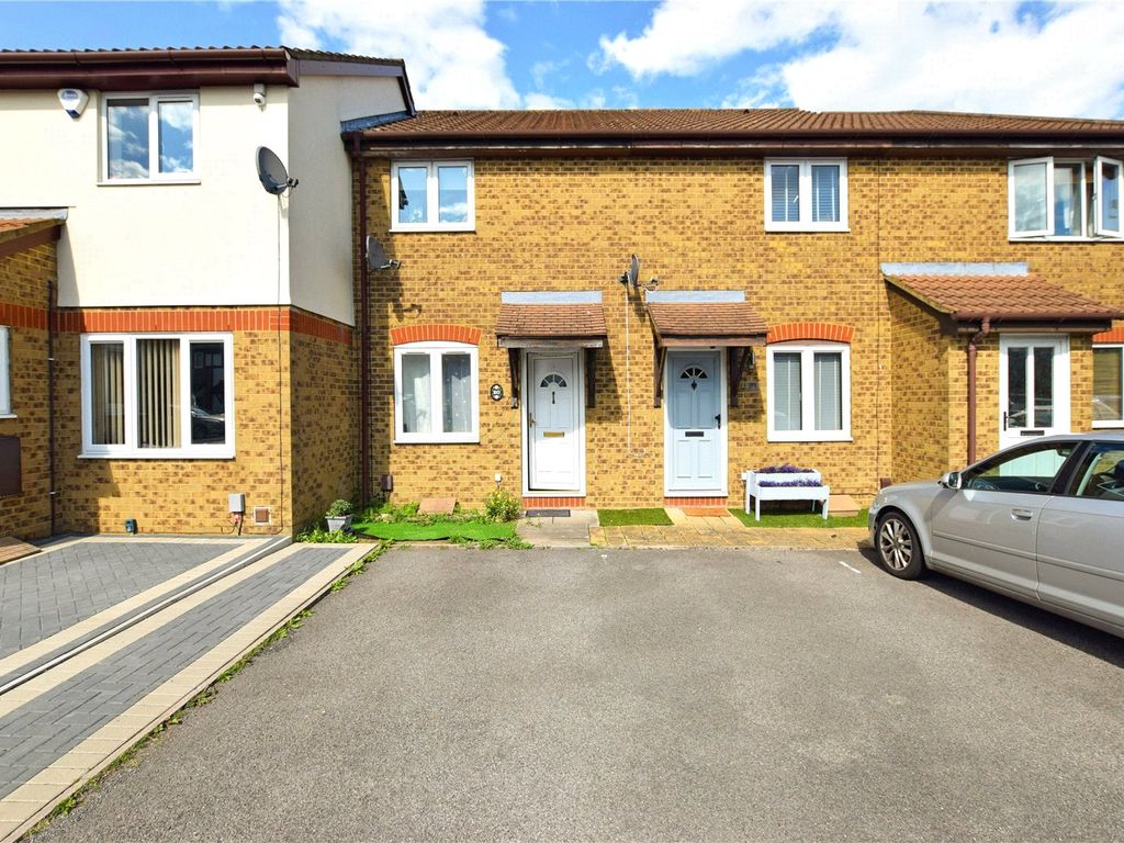 2 bed terraced house to rent in Readers Close, Dunstable, Bedfordshire LU6, £1,250 pcm