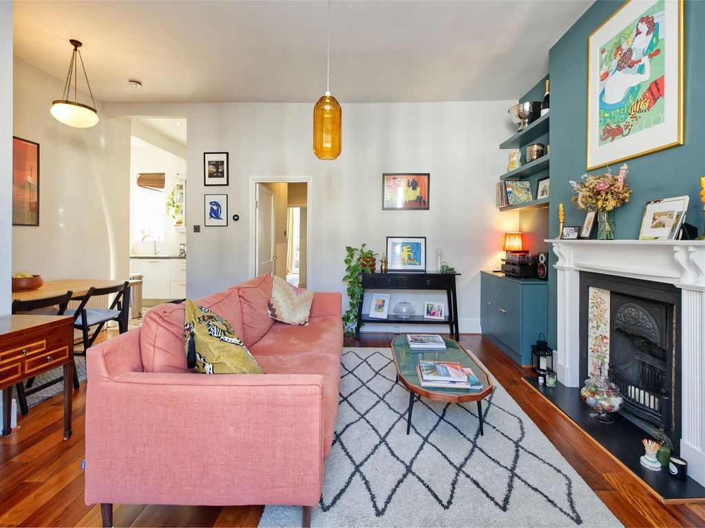 2 bed flat for sale in Boscombe Road, London W12, £650,000