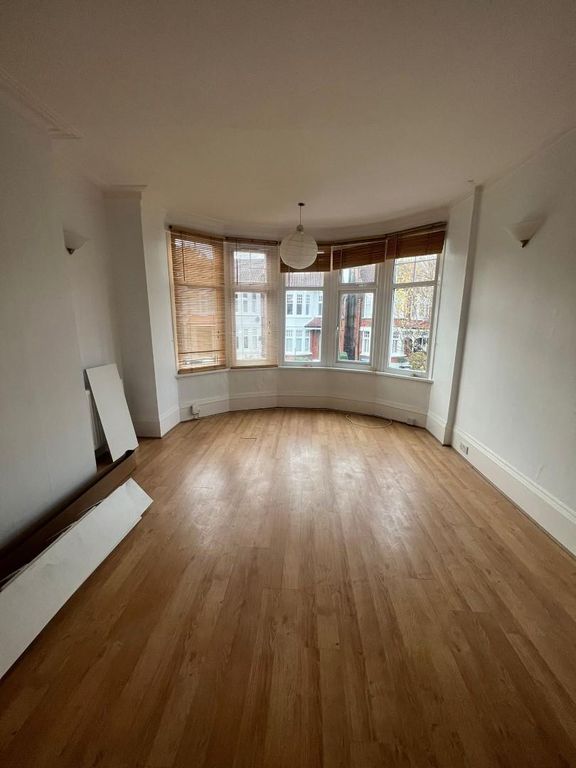 2 bed flat to rent in Cranley Gardens, London N13, £1,700 pcm