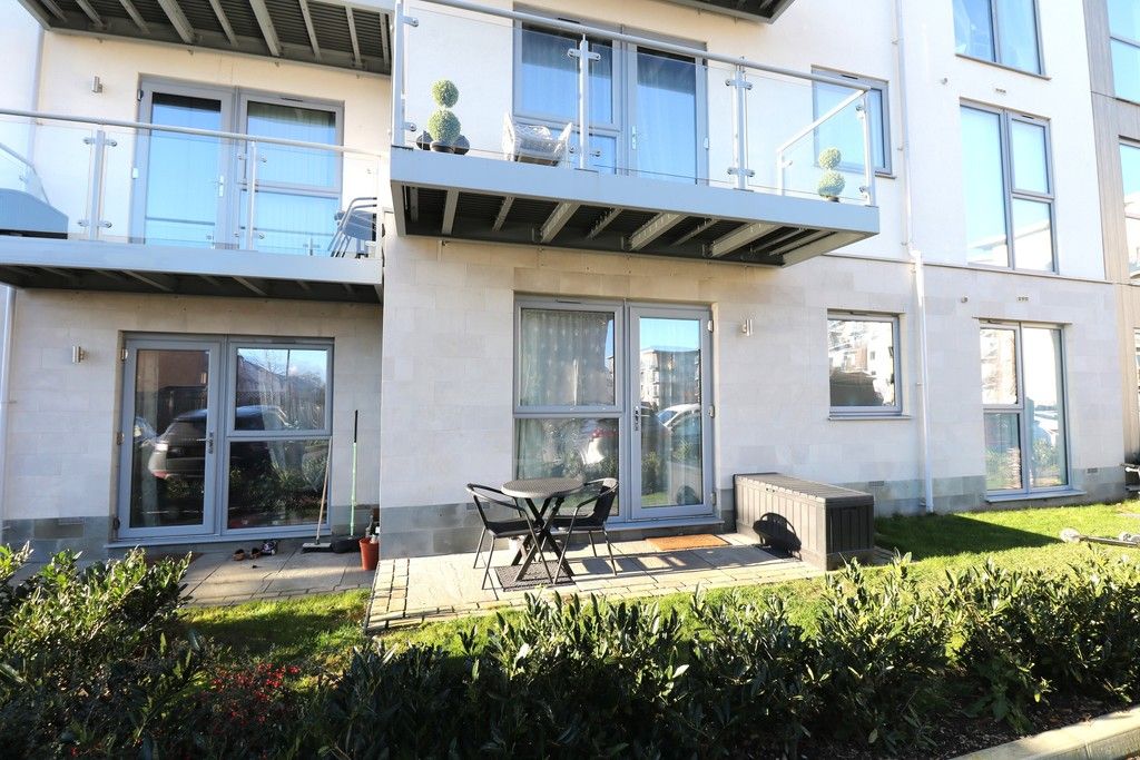 2 bed flat for sale in Meadow House, 1 Kingston Close, Maidenhead, Berkshire SL6, £340,000
